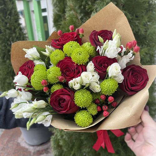 яркий букет с розами, эустомами и зелёными хризантемами фото