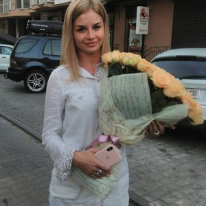 101 кремова троянда в Луцьку фото