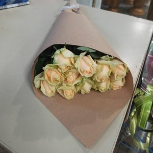 Нежный букет из 11 кремовых роз для мамы в День рождения фото