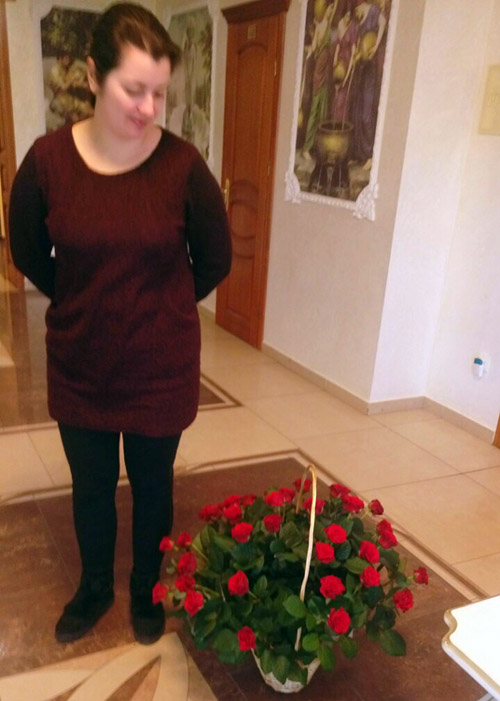 кошик червоних троянд кошик троянд мамі на 8 березня фото