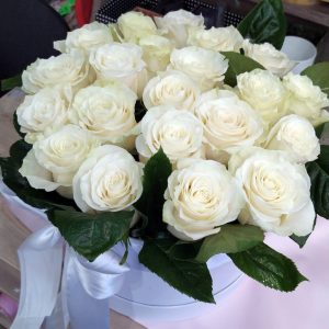 21 белая роза в шляпной коробке фото