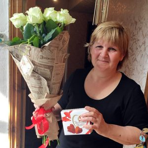 7 білих троянд і цукерки в Луцьку фото