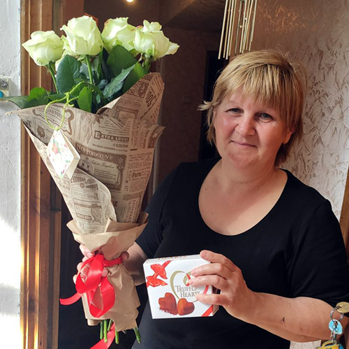 живе фото товару "7 белых роз с конфетами"