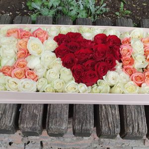 великий букет троянд з написом в коробці фото