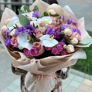 троянди, еустоми та орхідеї букет на свято фото