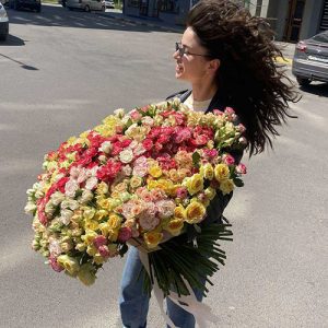 Огромный букет из 201 кустовой розы в Луцке фото