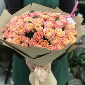 Большой букет из 51 розы кораллового цвета Мисс Пигги в Луцке фото