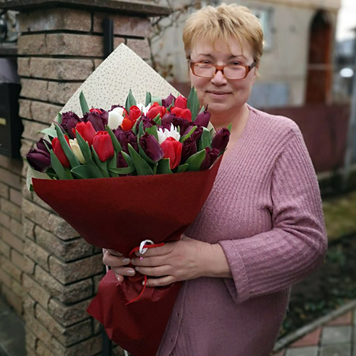 живе фото товару "21 красно-белый тюльпан в крафт"