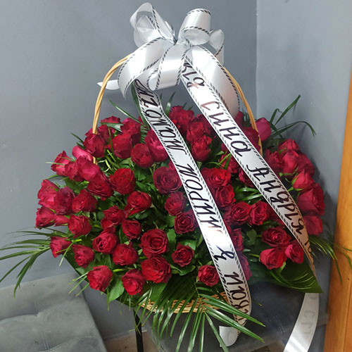 сотня красных роз в корзине фото траурного букета