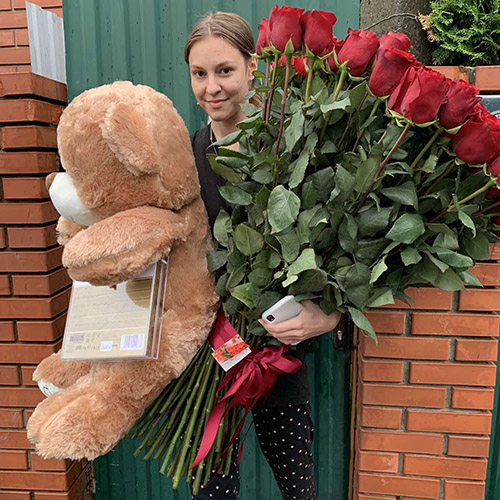 живе фото товару "101 роза «Фридом» метровая"