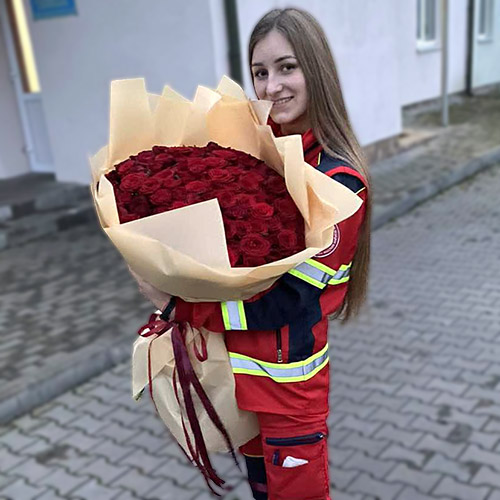 живе фото товару "75 красных роз"