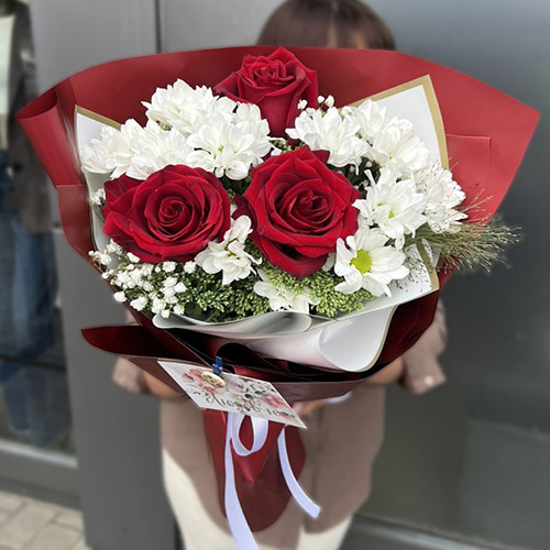 червоні троянди з білими хризантемами фото букета у Луцьку