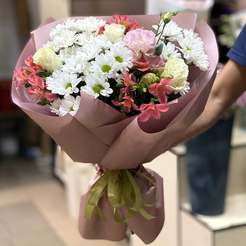 букет з білими хризантемами, трояндами та альстромеріями фото