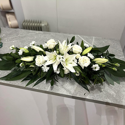 ікебана з білими ліліями, хризантемами та троянда фото