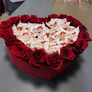 Подарунок у вигляді серця - цукерки та троянди в коробці фото