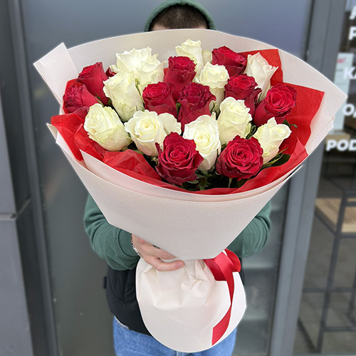 букет из 21 бело-красной розы фото