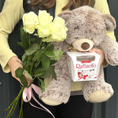 Фотографія доставленого букета Ведмедик з букетом троянд та «Raffaello»