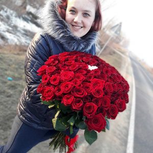 100 червоних та 1 біла троянда фото букета