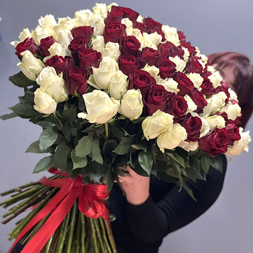 Великий букет із червоних і білих троянд фото