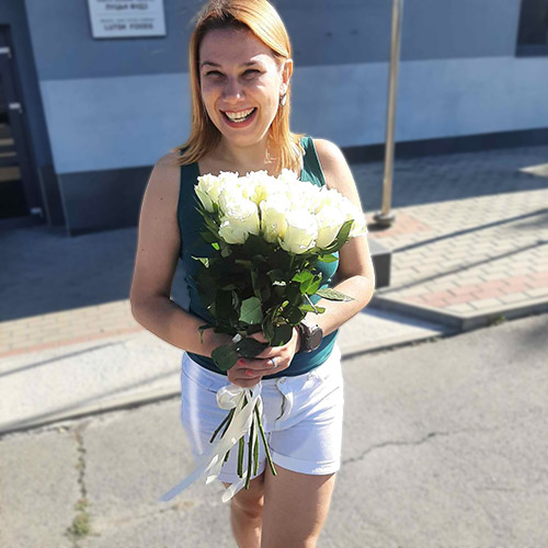 Фотографія доставленого букета 15 білих троянд