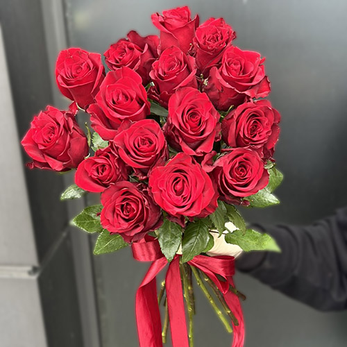 букет алых роз 15 штук фото