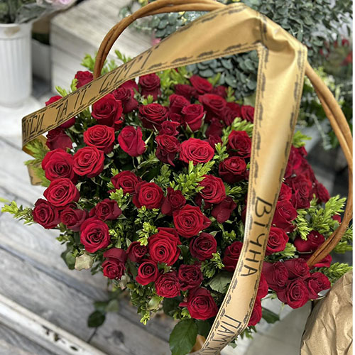 фото товару 70 червоних троянд у кошику на похорон