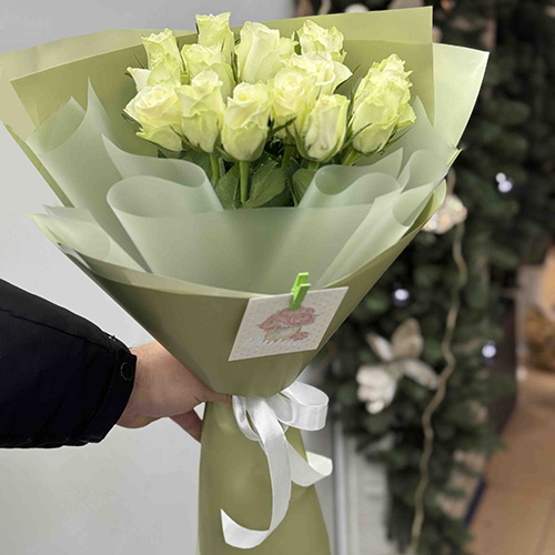 букет из 15 коротких белых роз фото