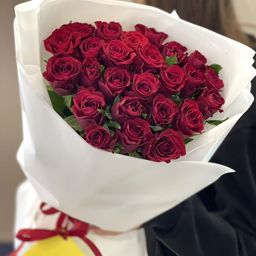 короткая роза красивый букет из 25 красных роз фото