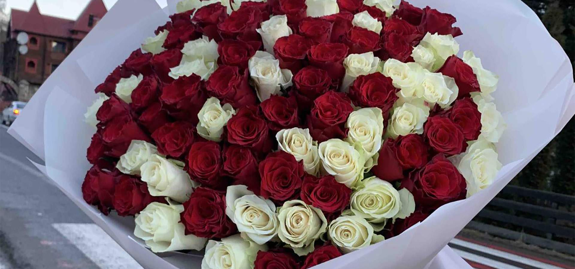 великий букет червоних троянд