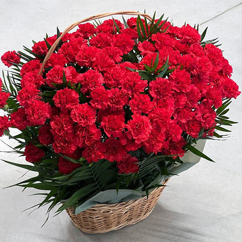 Фото товара 100 гвоздик у кошику в Луцьку